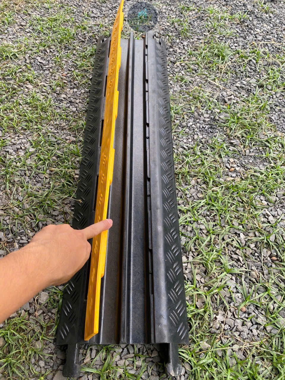 Gờ cao su bảo vệ luồn dây điện 2 rãnh